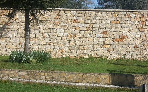 Muro de pedras e paisagismo